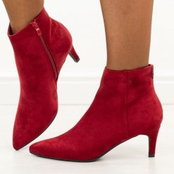 Czerwone botki damskie Sergio Leone Bt65. Czerwone botki Sergio Leone, bez wzorów, z jeansu, eleganckie, ze szpiczastym noskiem, bez obcasa, na szpilce, bez zapięcia. Za 239.00 zł.