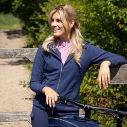 Damska kurtka jeździecka zapinana na zamek Harry's Horse Denici. Niebieskie kurtki HARRYS HORSE, s, z aplikacjami, z elastanu, z kapturem. Za 428.25 zł.