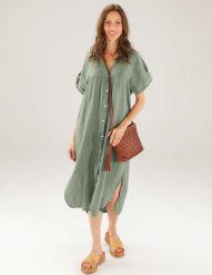 Zielona sukienka z lnu. Zielone sukienki Unisono, l, bez wzorów, z tkaniny, klasyczne, bez kołnierzyka, bez ramiączek, midi. Za 239.00 zł.