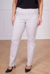 Popielate spodnie Nilda z prostą nogawką wysoki stan PLUS SIZE XXL. Szare spodnie materiałowe Nasi partnerzy, bez wzorów, z elastanu, biznesowe, z podwyższonym stanem, krótkie. Za 159.90 zł.