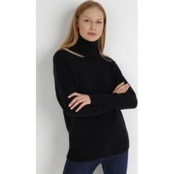 Czarny Golf z Wycięciem Syrola. Czarne swetry Born2be, na jesień, bez wzorów, z jeansu, bez ramiączek. W wyprzedaży za 135.99 zł.