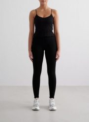 Damskie legginsy bezszwowe, z wysokim stanem, odprowadzające pot Tulip czarne. Czarne legginsy AIM'N, bez wzorów, z dzianiny, sportowe, długie. Za 253.50 zł.
