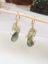 L'Atelier de Gaia Pozłacane kolczyki z prehnitami i perłami rozmiar: onesize. Białe kolczyki L'Atelier de Gaia, z perłą, pozłacane. Za 56.99 zł.