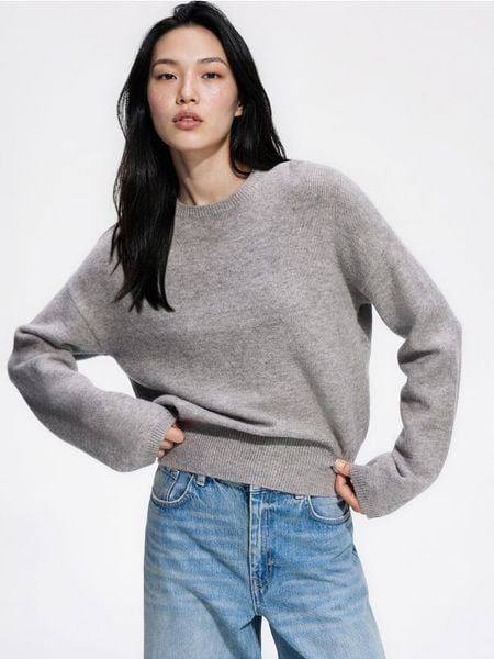 Sweter z obniżoną linią ramion - szary. Szare swetry Reserved, l, bez wzorów, z dzianiny, bez ramiączek. Za 119.99 zł.
