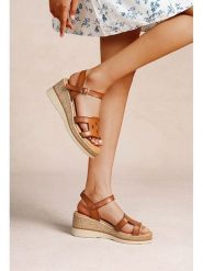 Foreverfolie Sandały w kolorze jasnobrązowym na koturnie rozmiar: 40. Brązowe sandały Foreverfolie, bez wzorów, z otwartym noskiem, bez obcasa, na koturnie, bez zapięcia. Za 117.99 zł.
