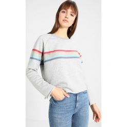 Levi's® GRAPHIC GYM CREW Bluza rainbow/smokestack heather. Niebieskie bluzy marki comma casual identity, z materiału, casualowe. Za 239.00 zł.