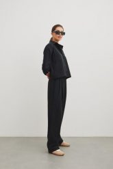 Eleganckie spodnie z zakładkami w kolorze BLACK - DERRY-M/L. Czarne spodnie materiałowe Marsala, bez wzorów, z bawełny, eleganckie. Za 399.90 zł.