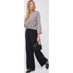 Sisley bluzka damska kolor beżowy wzorzysta. Brązowe bluzki Sisley, s, bez wzorów, z tkaniny, bez kołnierzyka, bez ramiączek. W wyprzedaży za 251.99 zł.