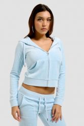 JUICY COUTURE Błękitna damska bluza Robertson Hoodie. Niebieskie bluzy Juicy Couture, s, bez wzorów, bez ramiączek, bez kaptura. W wyprzedaży za 322.99 zł.