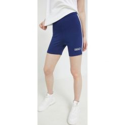 Adidas Originals szorty damskie kolor granatowy z aplikacją high waist. Niebieskie szorty adidas Originals, z aplikacjami, z bawełny. W wyprzedaży za 99.99 zł.