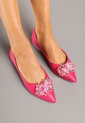 Czerwone Balerinki z Ozdobnymi Kryształkami Vevorisa. Czerwone baleriny Renee, bez wzorów, z jeansu, eleganckie, bez obcasa, bez zapięcia. Za 39.99 zł.