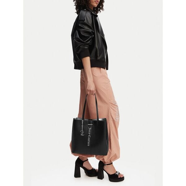 Torebka Juicy Couture. Czarne shopper bag Juicy Couture, bez wzorów, bez dodatków. Za 244.99 zł.