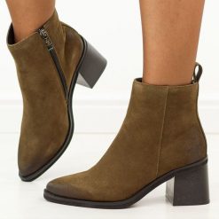 Khaki zamsz botki damskie Vinceza 133100. Brązowe botki VINCEZA, bez wzorów, z jeansu, casualowe, bez obcasa, na obcasie, bez zapięcia. Za 319.00 zł.