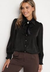Czarna Koszula z Żabotem i Dodatkową Broszką Rinnara. Czarne koszule Born2be, m, bez wzorów, z jeansu, eleganckie, bez kołnierzyka, bez ramiączek. W wyprzedaży za 76.49 zł.