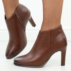 Brązowe skórzane botki damskie na szpilce Jezzi Ol62-2. Brązowe botki Jezzi, bez wzorów, z jeansu, eleganckie, bez obcasa, na szpilce, bez zapięcia. Za 299.00 zł.