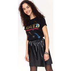 T-SHIRT KRÓTKI RĘKAW DAMSKI Z CEKINAMI, Z NADRUKIEM. Łańcuszki marki TOP SECRET. Za 69.99 zł.