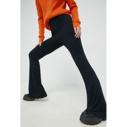 Pieces spodnie damskie kolor czarny dzwony high waist. Czarne spodnie materiałowe Pieces, bez wzorów, z materiału, z podwyższonym stanem. W wyprzedaży za 87.99 zł.