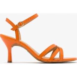 Pomarańczowe sandały z paseczkami MIRIAM. Brązowe sandały Ryłko, bez wzorów, z lakierowanej skóry, bez obcasa, na obcasie, bez zapięcia. Za 299.99 zł.