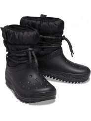 Crocs Kozaki zimowe "Classic Neo Puff" w kolorze czarnym rozmiar: 38/39. Czarne kozaki Crocs, na zimę, bez wzorów, eleganckie, bez obcasa, bez zapięcia. Za 297.95 zł.