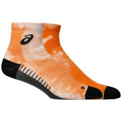 Skarpetki sportowe dla dorosłych Performance Run Quarter Sock. Brązowe skarpetki ASICS, bez wzorów, z materiału. Za 69.99 zł.