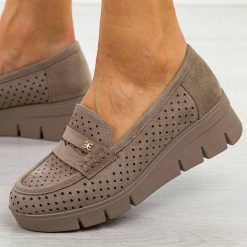 Khaki ażurowe zamszowe mokasyny damskie na koturnie Potocki 12608. Brązowe mokasyny POTOCKI, w ażurowe wzory, z jeansu. Za 169.00 zł.
