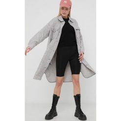 Vero Moda koszula damska kolor szary relaxed. Szare koszule Vero Moda, l, bez wzorów, z włókna, bez kołnierzyka, bez ramiączek. W wyprzedaży za 199.99 zł.