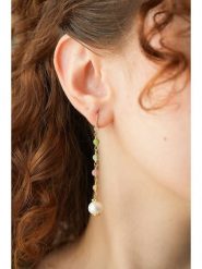 Pierres delicates Kolczyki w kolorze białym z perłami i kryształami rozmiar: onesize. Białe kolczyki Pierres delicates, z kryształem, z mosiądzu. Za 43.99 zł.