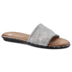 Srebrne Klapki Carinii Stylowe Obuwie Na Lato. Szare klapki Carinii, bez wzorów, ze skóry, eleganckie, bez obcasa, na płaskiej podeszwie, bez zapięcia. Za 129.00 zł.