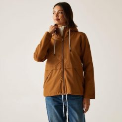 Kurtka turystyczna przeciwdeszczowa damska Bayletta wodoodporna. Brązowe kurtki przeciwdeszczowe Regatta, bez wzorów, bez kaptura, trekkingowe. W wyprzedaży za 229.99 zł.