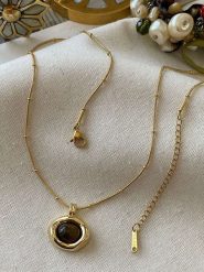 Luseera Pozłacany naszyjnik z zawieszką - dł. 45 cm rozmiar: onesize. Brązowe naszyjniki Luseera, z materiału, z kryształem, pozłacane. Za 39.99 zł.