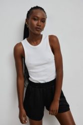 Top na ramiączkach prążkowanej dzianiny w kolorze CLASSIC WHITE - ISLA-S. Białe topy Marsala, s, bez wzorów, z bawełny, bez kołnierzyka, bez ramiączek. Za 119.90 zł.