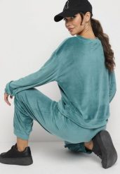 Ciemnozielony Welurowy Komplet Dresowy Bluza z Trójkątnym Dekoltem i Spodnie z Kieszeniami Onchia. Zielone bluzy Born2be, l, bez wzorów, z dresówki, eleganckie, bez ramiączek, bez kaptura. W wyprzedaży za 93.49 zł.