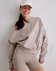 Damska bluza biegowa oddychająca, odprowadzająca wilgoć Le Run ciemna glina. Brązowe bluzy AIM'N, s, bez wzorów, z bawełny, bez kaptura, na fitness i siłownię. Za 381.00 zł.