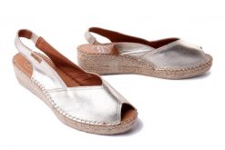 TONI PONS BERNIA-P platinum, sandały damskie. Żółte sandały Toni Pons, bez wzorów, bez obcasa, na koturnie, bez zapięcia. Za 319.90 zł.