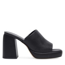 Klapki JENNY. Czarne klapki Jenny, bez wzorów, bez obcasa, bez zapięcia. Za 139.99 zł.
