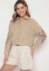 Beżowa Koszula o Kroju Oversize Zdobiona Haftem na Rękawach Dovorea. Brązowe koszule Born2be, l, z aplikacjami, z bawełny, eleganckie, bez kołnierzyka, bez ramiączek. W wyprzedaży za 67.99 zł.