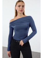 Trendyol Bluzka w kolorze niebieskim rozmiar: XL. Niebieskie bluzki Trendyol, xl, bez wzorów, bez kołnierzyka, bez ramiączek. Za 56.99 zł.