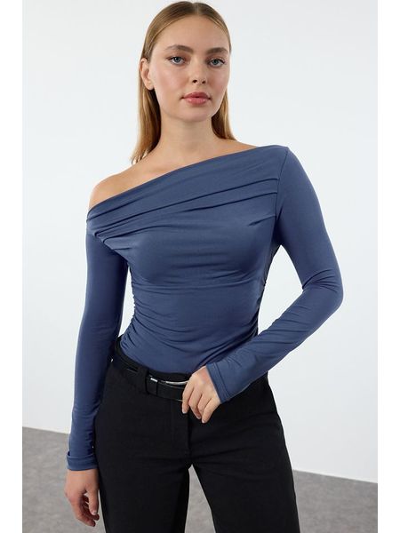 Trendyol Bluzka w kolorze niebieskim rozmiar: XL. Niebieskie bluzki Trendyol, xl, bez wzorów, bez kołnierzyka, bez ramiączek. Za 61.75 zł.