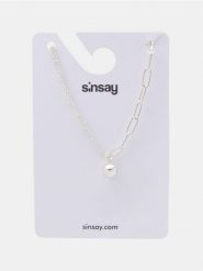 Naszyjnik z zawieszką z błyszczącym wykończeniem - srebrny. Szare naszyjniki Sinsay, srebrne. Za 12.99 zł.