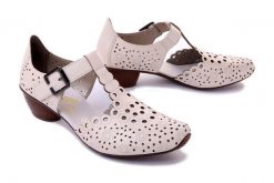 RIEKER 43796-60 beige, czółenka damskie. Brązowe czółenka Rieker, na lato, w ażurowe wzory, ze skóry, bez obcasa, na obcasie, bez zapięcia. Za 149.95 zł.