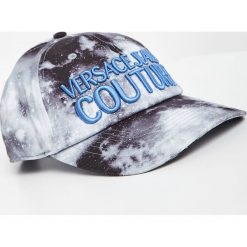 Czapka z daszkiem damska VERSACE JEANS COUTURE. Czapki z daszkiem Versace Jeans Couture, bez wzorów, z jeansu. W wyprzedaży za 303.20 zł.