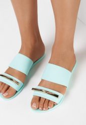 Jasnoniebieskie Klapki Caesips. Niebieskie klapki Born2be, z aplikacjami, glamour, z okrągłym noskiem, bez obcasa, na płaskiej podeszwie, bez zapięcia. Za 29.99 zł.
