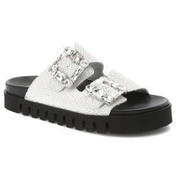 Klapki damskie Chebello, skórzane plecione z ozdobnymi klamrami na grubej podeszwie profilowane, białe, S390-4688. Białe klapki CheBello, bez wzorów, eleganckie, bez obcasa, bez zapięcia. Za 369.00 zł.