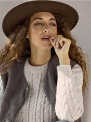 Sweter z domieszką wełny i ażurowym splotem - kremowy. Białe swetry Sinsay, l, w ażurowe wzory, z wełny, bez ramiączek. Za 49.99 zł.
