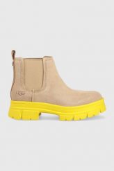 UGG sztyblety zamszowe Ashton Chelsea damskie kolor beżowy na platformie. Brązowe botki UGG, bez wzorów, z gumy, z okrągłym noskiem, bez obcasa, na platformie, bez zapięcia. W wyprzedaży za 559.99 zł.