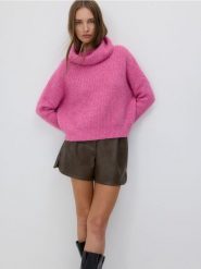 Sweter z dodatkiem alpaki - fioletowy. Fioletowe swetry Reserved, l, bez wzorów, z dzianiny, bez ramiączek. W wyprzedaży za 109.99 zł.
