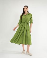 Zielona sukienka z krepy. Zielone sukienki Unisono, l, bez wzorów, z wiskozy, klasyczne, bez kołnierzyka, bez ramiączek, midi. Za 269.00 zł.