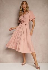 Różowa Sukienka Wiązana w Talii z Plisowaniem na Dole Dorseki. Czerwone sukienki Renee, l, bez wzorów, eleganckie, bez kołnierzyka, bez ramiączek, midi, kopertowe. W wyprzedaży za 47.99 zł.