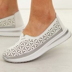 Białe skórzane ażurowe półbuty damskie T.Sokolski w26-653. Białe półbuty wsuwane Sokolski, na lato, w ażurowe wzory, z jeansu, klasyczne, z okrągłym noskiem, bez obcasa. W wyprzedaży za 179.10 zł.