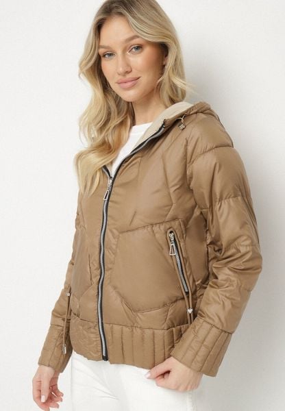 Ciemnobeżowa Dwustronna Kurtka Pikowana z Kieszeniami i Kapturem Eralethra. Brązowe kurtki Born2be, l, z aplikacjami, z jeansu, eleganckie. Za 169.99 zł.
